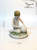 Антикварная статуэтка "Мальчик, надувающий мяч", скульптор Федорова Т.А., Чудово, фарфор, 1960 г