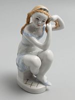 Антикварная статуэтка "Юная балерина перед выступлением", скульптор Е.В. Черкасов, фарфор, надглазурная полихромная роспись, ЛФЗ, 1950-60 гг.